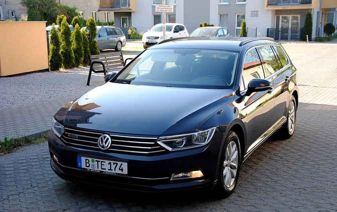 Volkswagen Passat cena 52900 przebieg: 228000, rok produkcji 2015 z Lidzbark małe 67